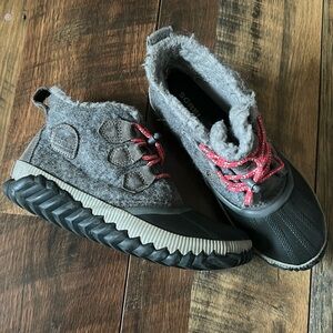 Girls  youth out and about sorel boots. Snow/winter. Size 4